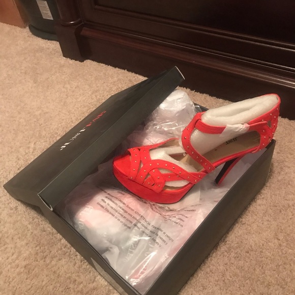 Red peep toe pumps - Picture 4 of 7